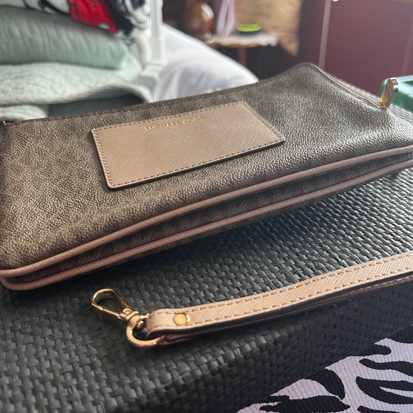 Michael kors zippered Brown and tan 2 zippered wallet/wristlet - Picture 9 of 16